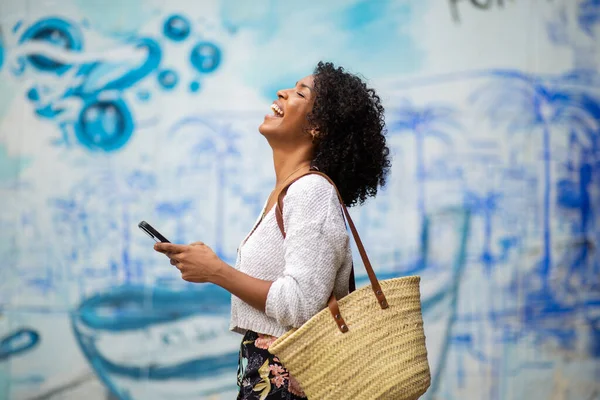 Sidoporträtt Glad Ung Afrikansk Amerikansk Kvinna Med Mobiltelefon Och Väska — Stockfoto