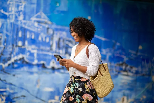 Zijportret Lachende Jonge Vrouw Met Mobiele Telefoon Tas — Stockfoto