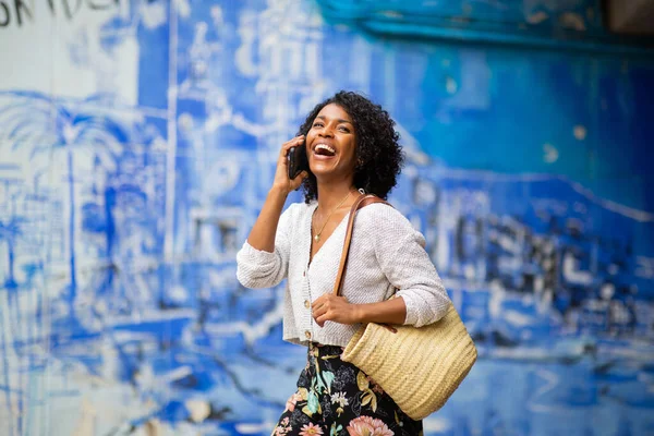 Zijportret Gelukkig Jonge Vrouw Wandelen Praten Met Mobiele Telefoon — Stockfoto