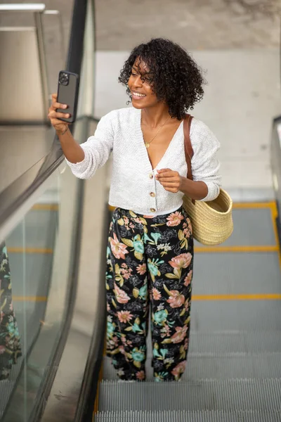 Portret Jonge Vrouw Het Nemen Van Selfie Met Mobiele Telefoon — Stockfoto