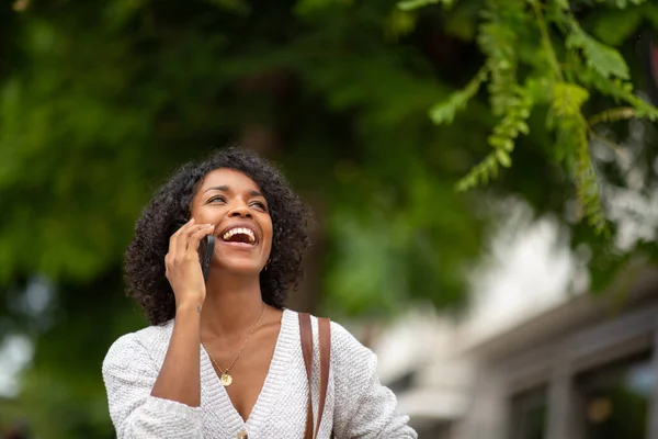 Retrato Feliz Joven Afroamericana Mujer Hablando Con Teléfono Celular Aire — Foto de Stock