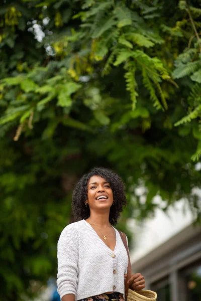 Portret Gelukkig Jong Afrikaans Amerikaans Vrouw Glimlachen Outdoor — Stockfoto