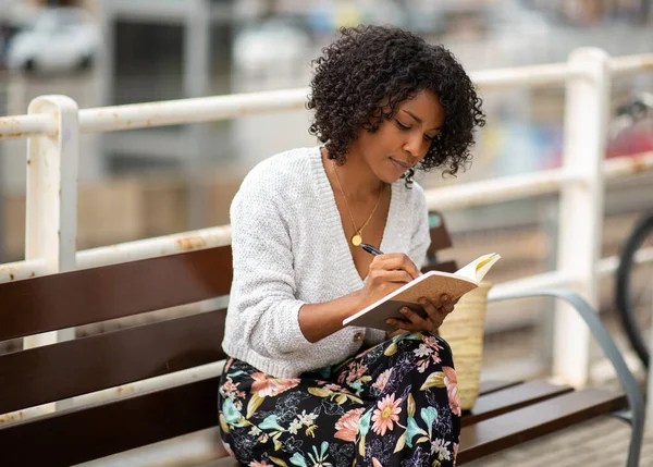Portrait Jeune Femme Afro Américaine Consciente Sur Banc Écrivant Dans — Photo
