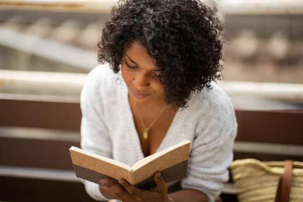 Close Ritratto Giovane Donna Afro Americana Lettura Libro All Aperto — Foto Stock