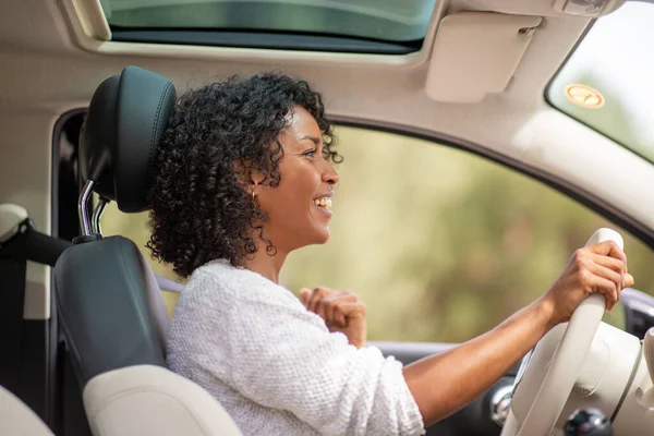 Portrait Smiling Young African American Woman Driving Car — Stock Photo, Image