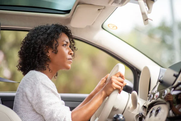 Portrait Young African American Woman Driving Car — Stock Photo, Image