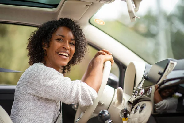 Retrato Feliz Joven Afroamericana Mujer Conduciendo Coche — Foto de Stock