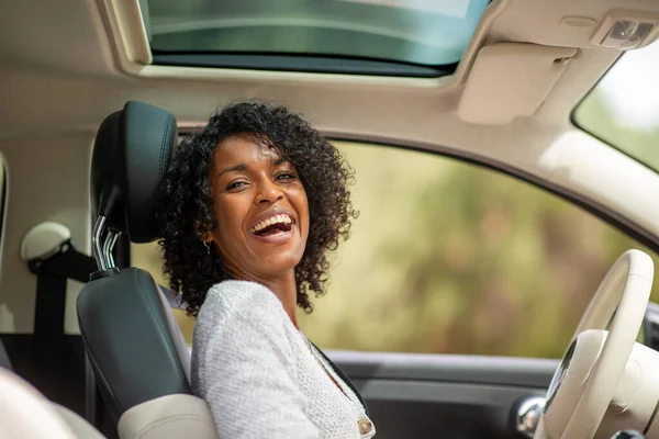 Retrato Mujer Afroamericana Feliz Conduciendo Coche — Foto de Stock