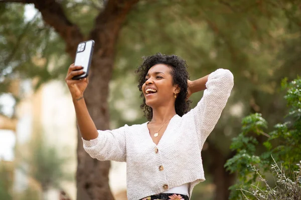 Retrato Feliz Joven Afroamericana Mujer Tomando Selfie Con Teléfono — Foto de Stock