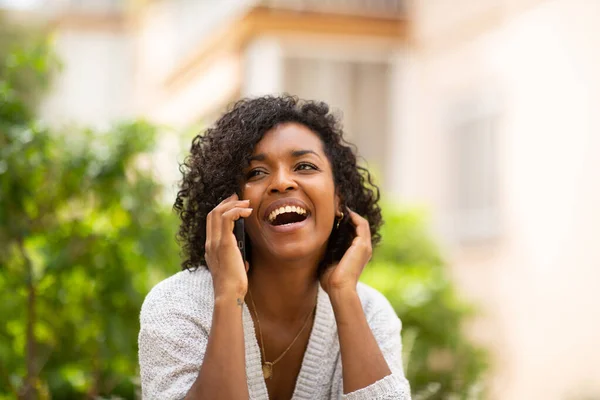 Retrato Mujer Feliz Hablando Con Teléfono Móvil — Foto de Stock