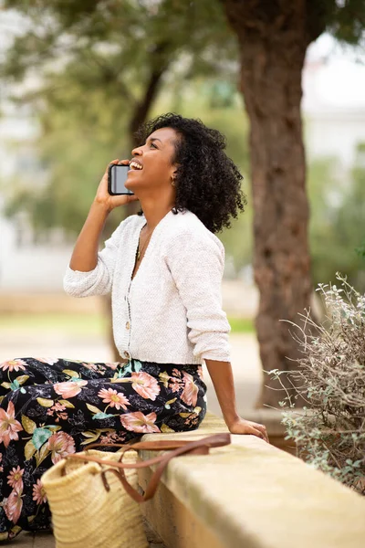 Retrato Feliz Jovem Mulher Sentada Livre Falando Com Telefone — Fotografia de Stock