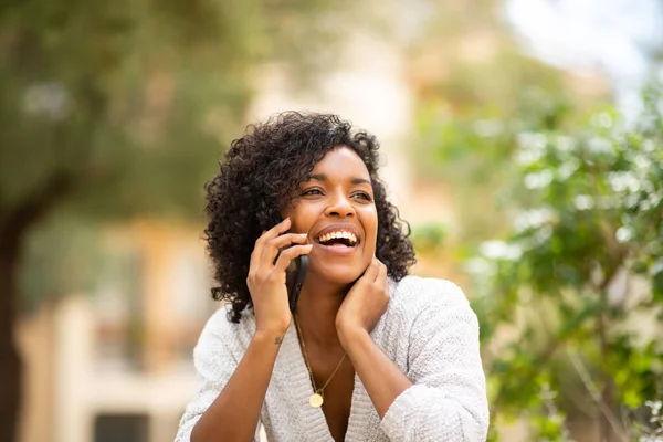 Portret Wesoła Młoda Kobieta Rozmawia Telefonu Komórkowego — Zdjęcie stockowe