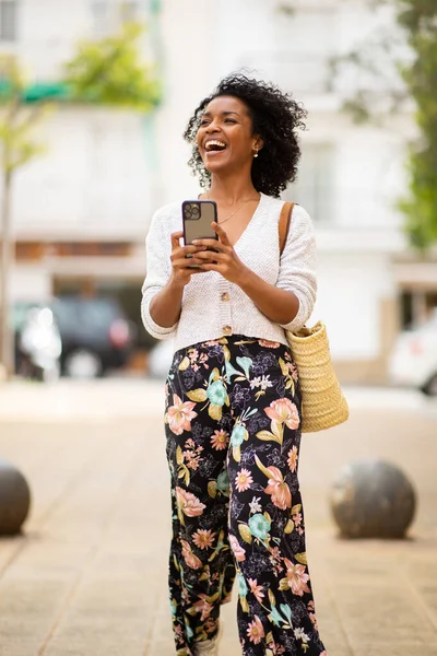 Portré Fiatal Afro Amerikai Sétál Városban Mobiltelefon — Stock Fotó