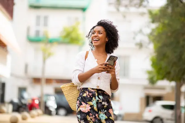 Портрет Щасливої Молодої Афроамериканки Телефоном Місті — стокове фото