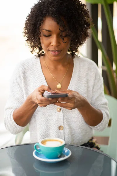Bir Fincan Kahve Cep Telefonuyla Fotoğraf Çeken Genç Bir Kadın — Stok fotoğraf