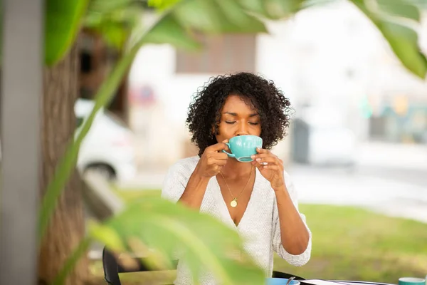Retrato Joven Afroamericano Bebiendo Taza Café — Foto de Stock