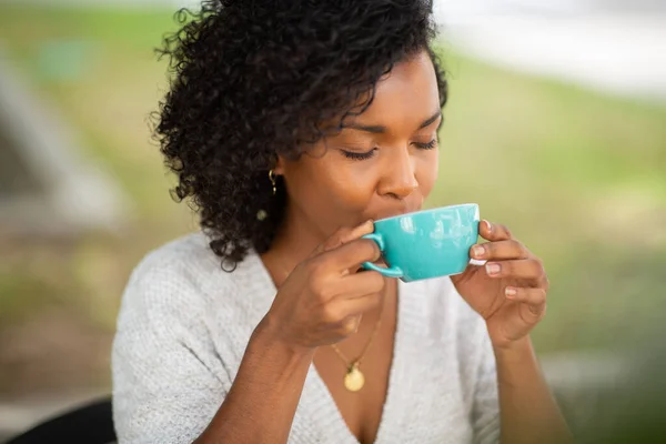 Primer Plano Retrato Joven Afroamericana Mujer Bebiendo Café Aire Libre —  Fotos de Stock