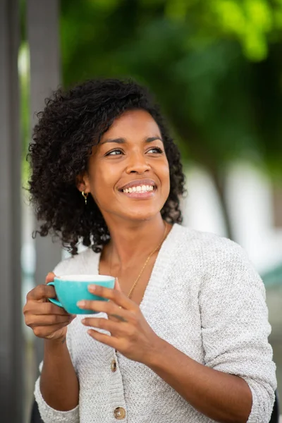 Nahaufnahme Porträt Junge Afrikanisch Amerikanische Frau Mit Kaffee Freien — Stockfoto
