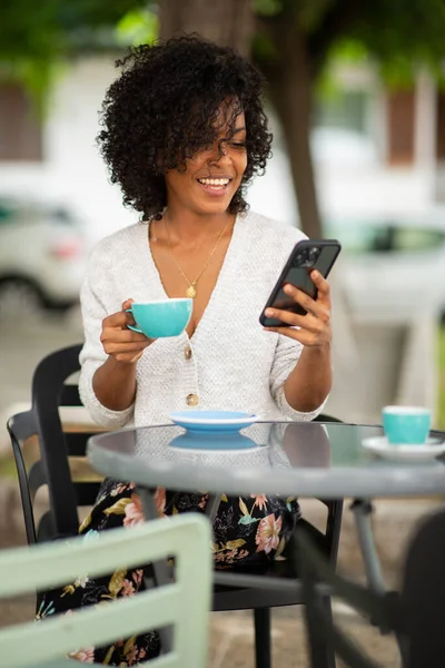 Portrait Jeune Femme Afro Américaine Assise Avec Tasse Café Téléphone — Photo