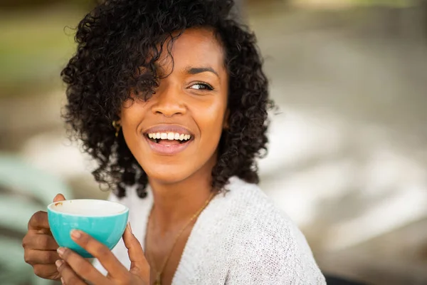Kapalı Portre Gülümseyen Afro Amerikan Kadın Bir Fincan Kahve Içiyor — Stok fotoğraf