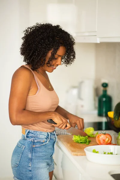 Portrait Young African American Woman Cutting Food Kitchen — Stock Photo, Image