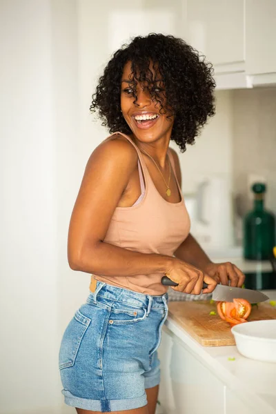 Portrait Happy Young African American Woman Cutting Vegetables Kitchen — Stock Photo, Image