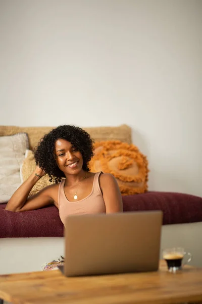 Retrato Sorrindo Jovem Mulher Sentada Casa Com Computador Portátil — Fotografia de Stock