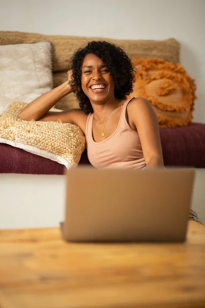 Retrato Sorrindo Jovem Afro Americana Sentada Casa Com Computador Portátil — Fotografia de Stock