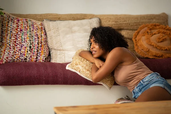 Portre Genç Afrikalı Amerikalı Kadın Evde Dinleniyor — Stok fotoğraf
