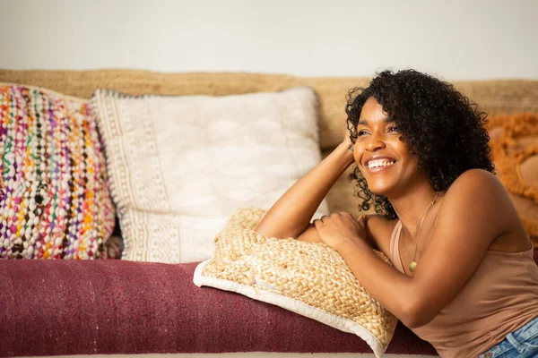 Portrait Smiling Young Woman Relaxing Home — Stock Photo, Image