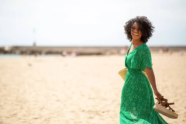 Retrato Detrás Feliz Joven Mujer Caminando Playa Con Bolsa —  Fotos de Stock