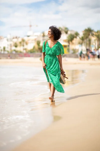 Celotělový Portrét Usmívající Mladá Žena Kráčející Vodě Pláži — Stock fotografie
