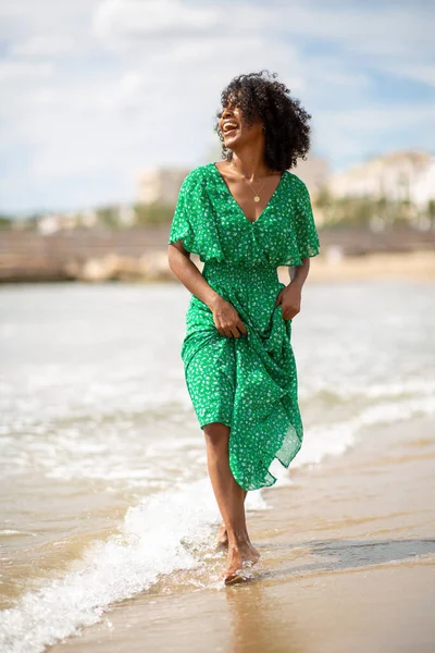 Retrato Cuerpo Completo Sonriendo Joven Afroamericana Mujer Caminando Por Agua —  Fotos de Stock