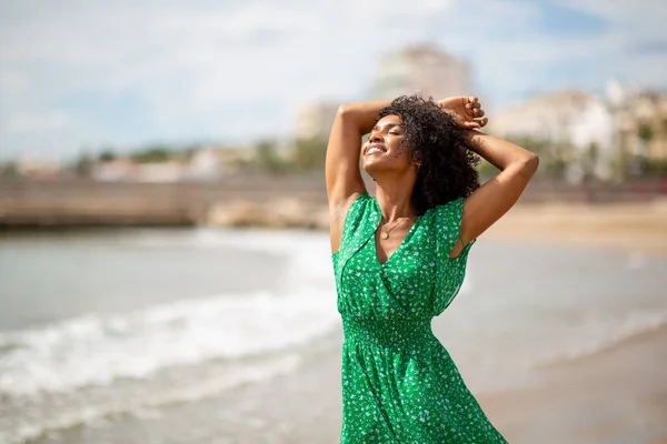 Retrato Feliz Joven Hispana Mujer Por Playa —  Fotos de Stock
