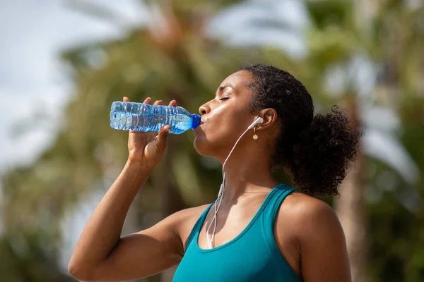 健康的年轻非洲裔美国妇女在户外喝水 — 图库照片