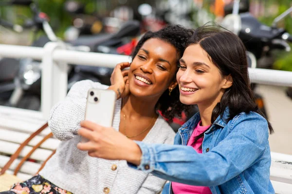 Portret Twee Vrouwelijke Vrienden Nemen Selfie Met Mobiele Telefoon — Stockfoto