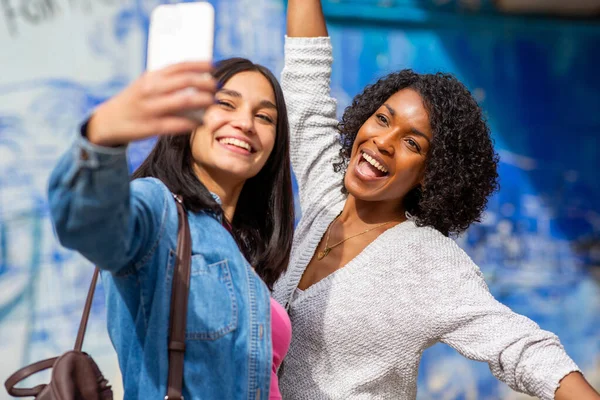 Portrét Dvě Veselé Přítelkyně Selfie Mobilním Telefonem — Stock fotografie