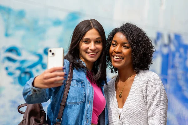 Portrait Two Female Friends Taking Selfie Smart Phone — Stock Photo, Image
