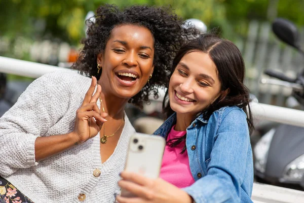 Portret Van Twee Vrouwen Die Selfie Met Mobiele Telefoon — Stockfoto