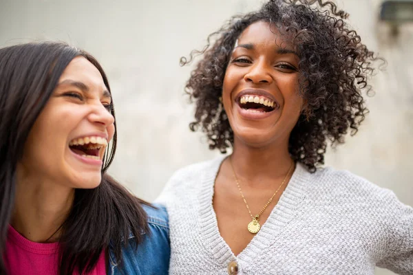 Портрет Двох Жінок Які Сміються Разом — стокове фото