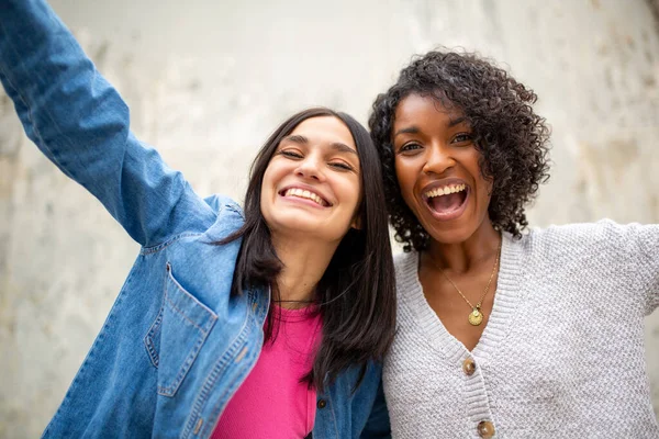 Retrato Feliz Jovens Mulheres Sorrindo Com Braços Levantados — Fotografia de Stock