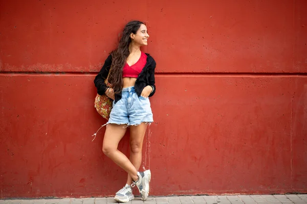 Full Body Portrait Smiling Young Woman Bag Red Wall — Stock Photo, Image