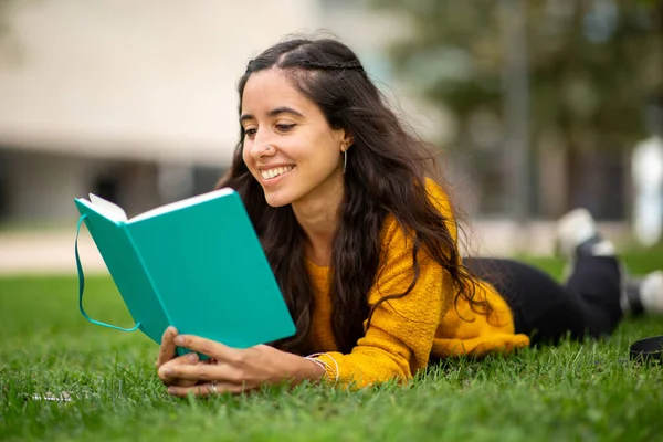 Portrait Smiling Young Woman Lying Grass Reading Book — Stock Photo, Image