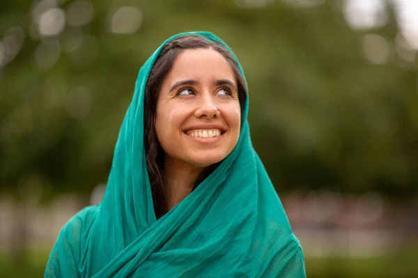 緑色のヘッドスカーフで微笑む美しい若い女性の肖像画を閉じる — ストック写真