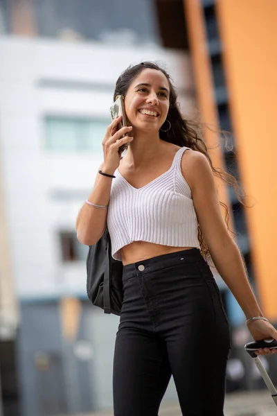 Foto Wanita Muda Yang Tersenyum Berjalan Dan Berbicara Telepon — Stok Foto