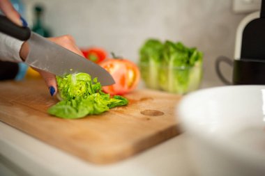 El ve bıçak kesme salatasını kapat.