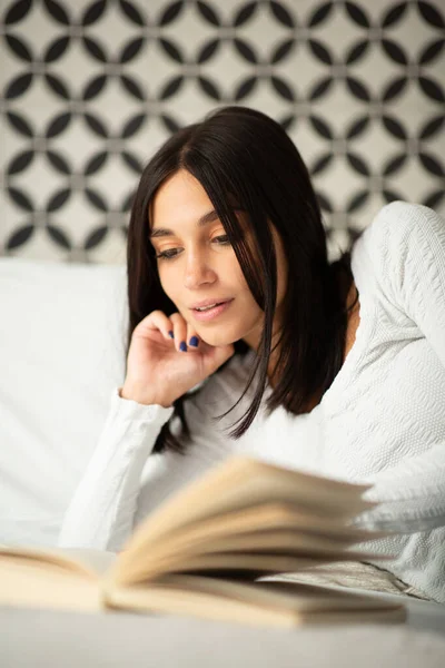 Portrait Beautiful Young Woman Relaxing Bed Reading Book — Stock Photo, Image