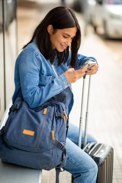 Potret Wanita Muda Yang Duduk Stasiun Bus Dengan Bagasi Dan — Stok Foto