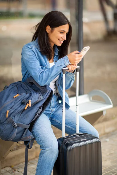 Portret Młodej Kobiety Podróżującej Siedzącej Telefonem Komórkowym Walizkami — Zdjęcie stockowe