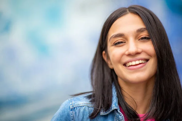 Tutup Potret Wanita Muda Cantik Tersenyum Dengan Dinding Biru — Stok Foto